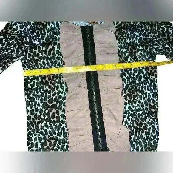 Twelve by twelve Cropped, Leopard Zip Sz s Short Sleeves Mob Wife Round Neck - Picture 4 of 7